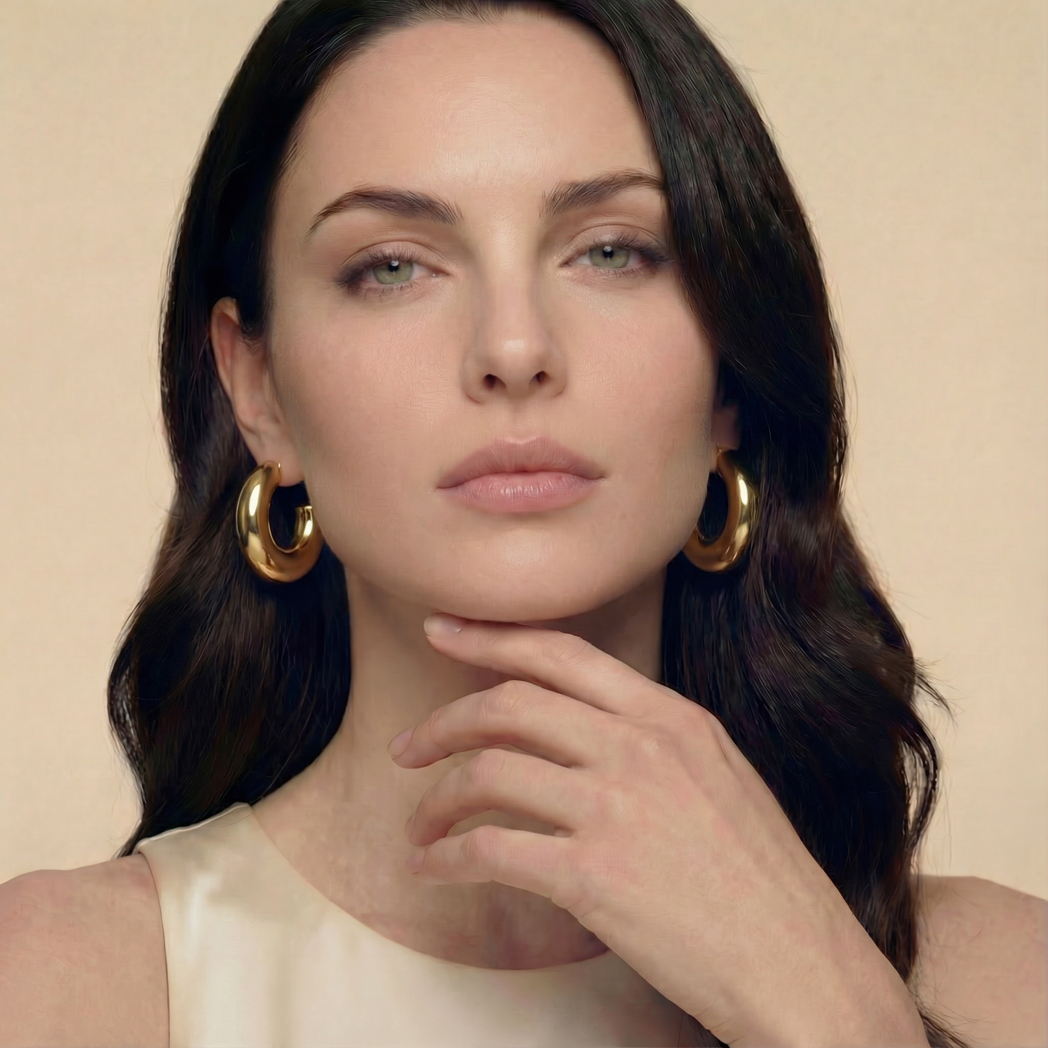 Dettaglio ravvicinato orecchini Guscio Eterna placcati oro 18k