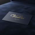 Gift card Valori, elegante su fondo vellutato blu, perfetto regalo di lusso per scegliere gioielli esclusivi.
