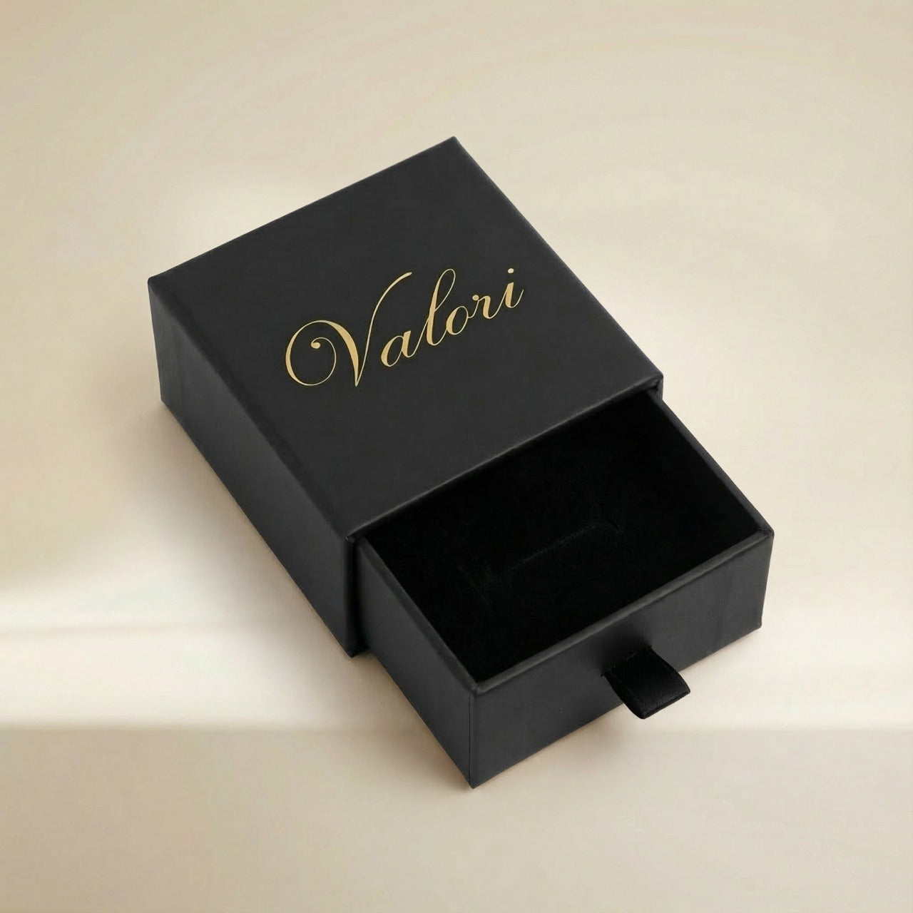 Packaging VALORI per anelli – scatola a cassetto nera con logo oro, confezione di pregio per gioielli raffinati