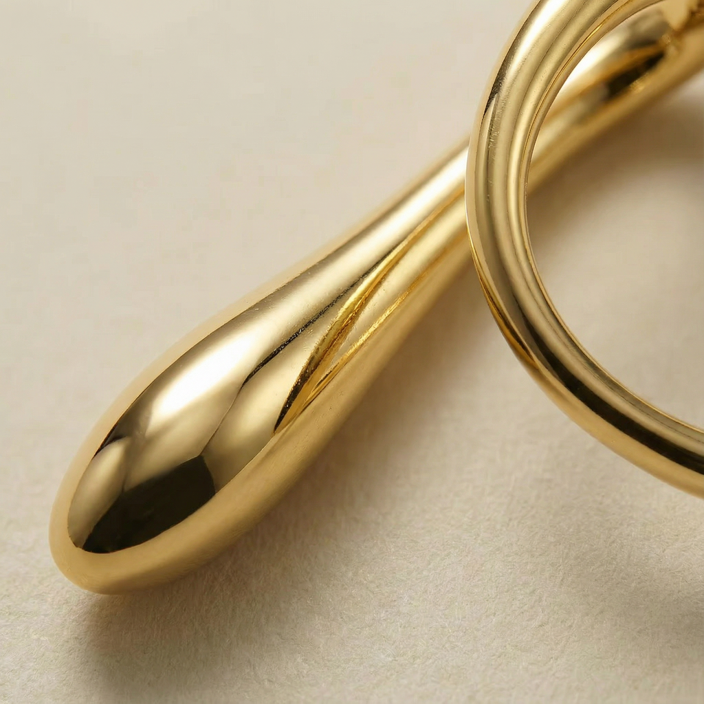 Close-up clip Goccia Eterna placcata oro 18k con dettaglio del volume