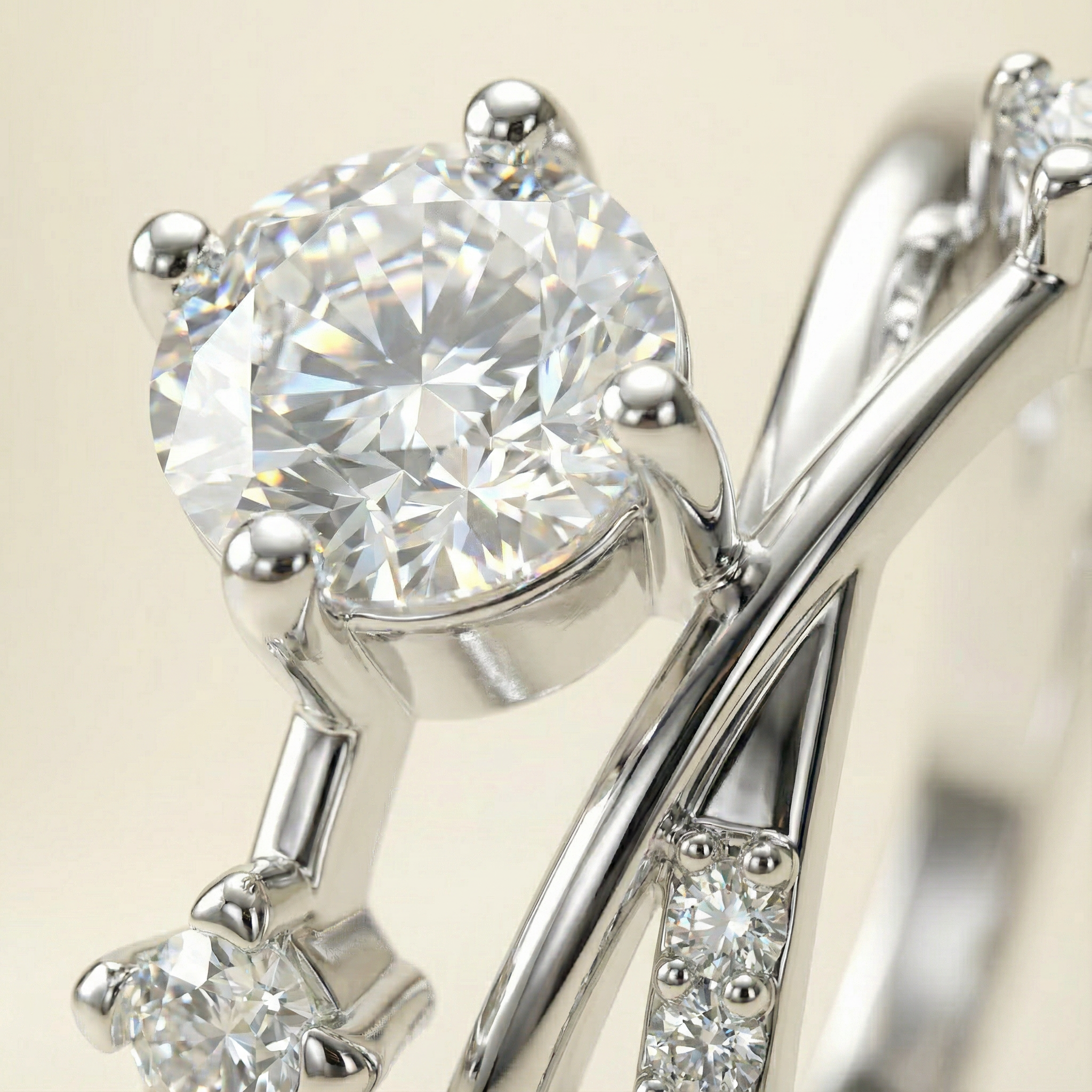 Dettaglio ravvicinato anello Promessa Eterna placcato argento con zirconi