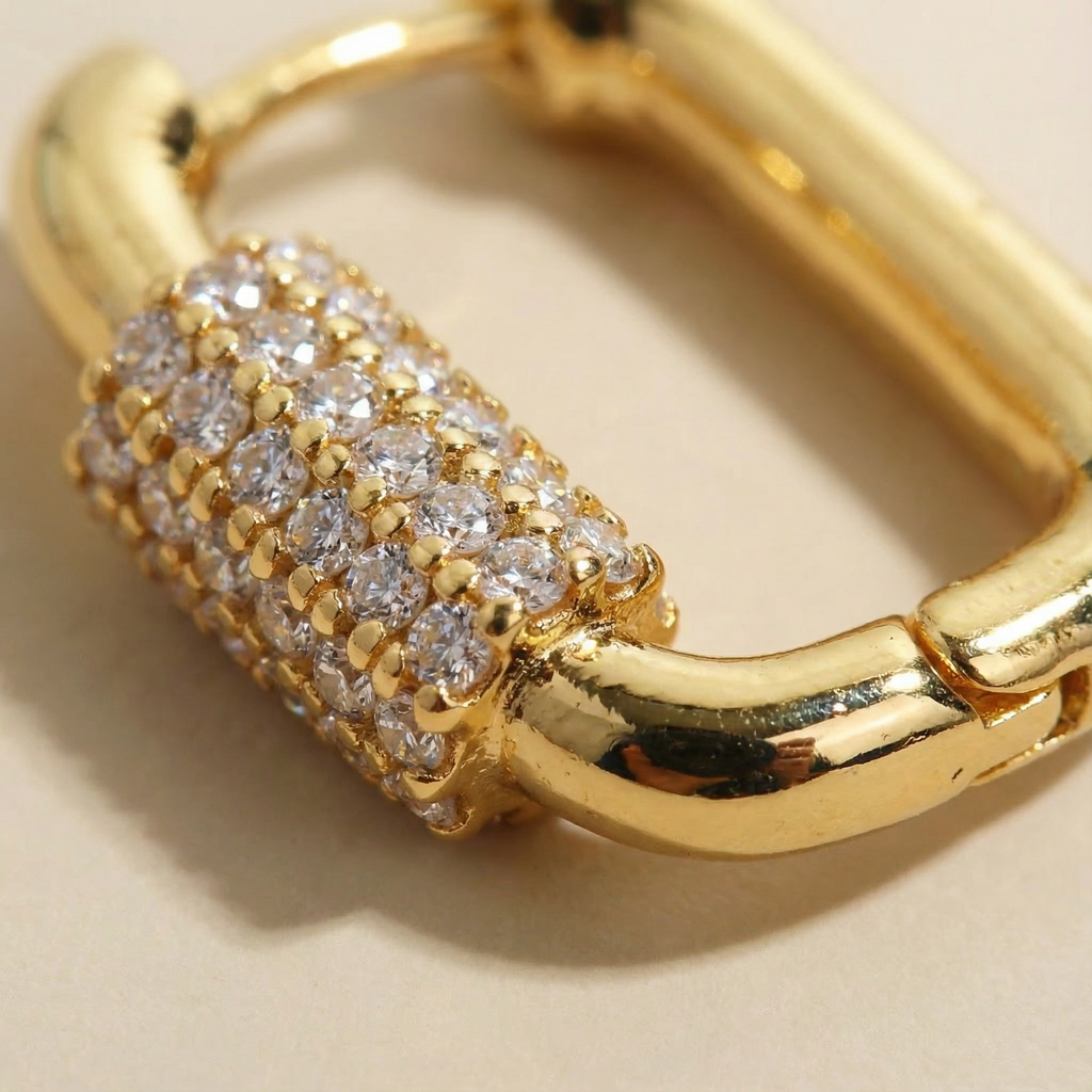 Close-up orecchini Scintilla Eterna placcati oro 18k con pavé di zirconi