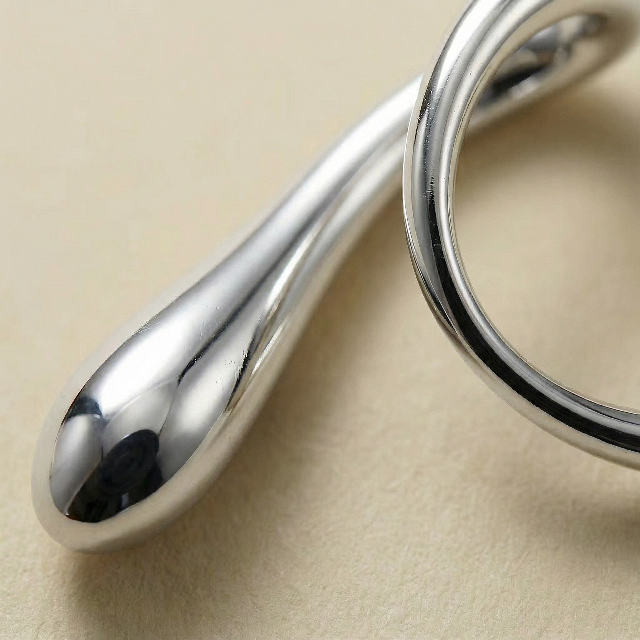 Close-up clip Goccia Eterna placcata argento con dettaglio del volume