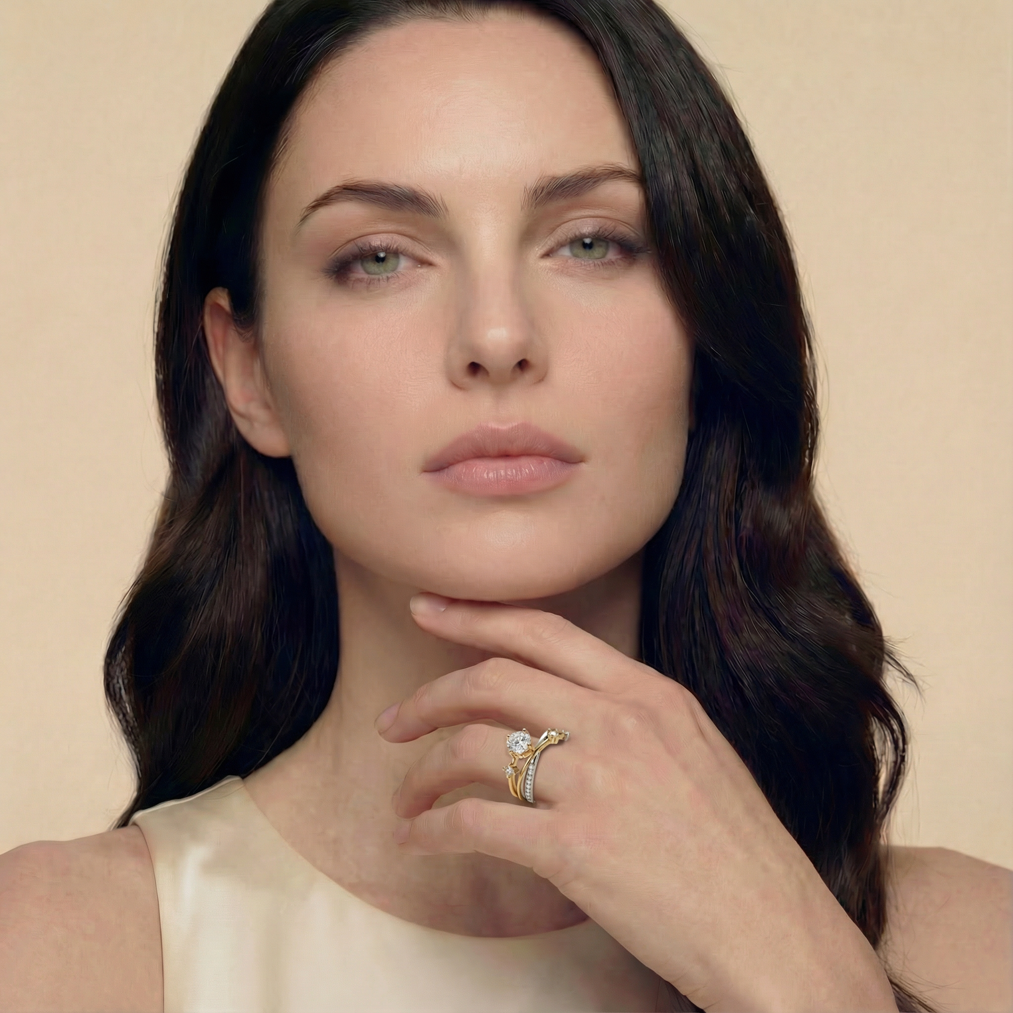 Dettaglio ravvicinato anello Promessa Eterna bicolore placcato oro e argento