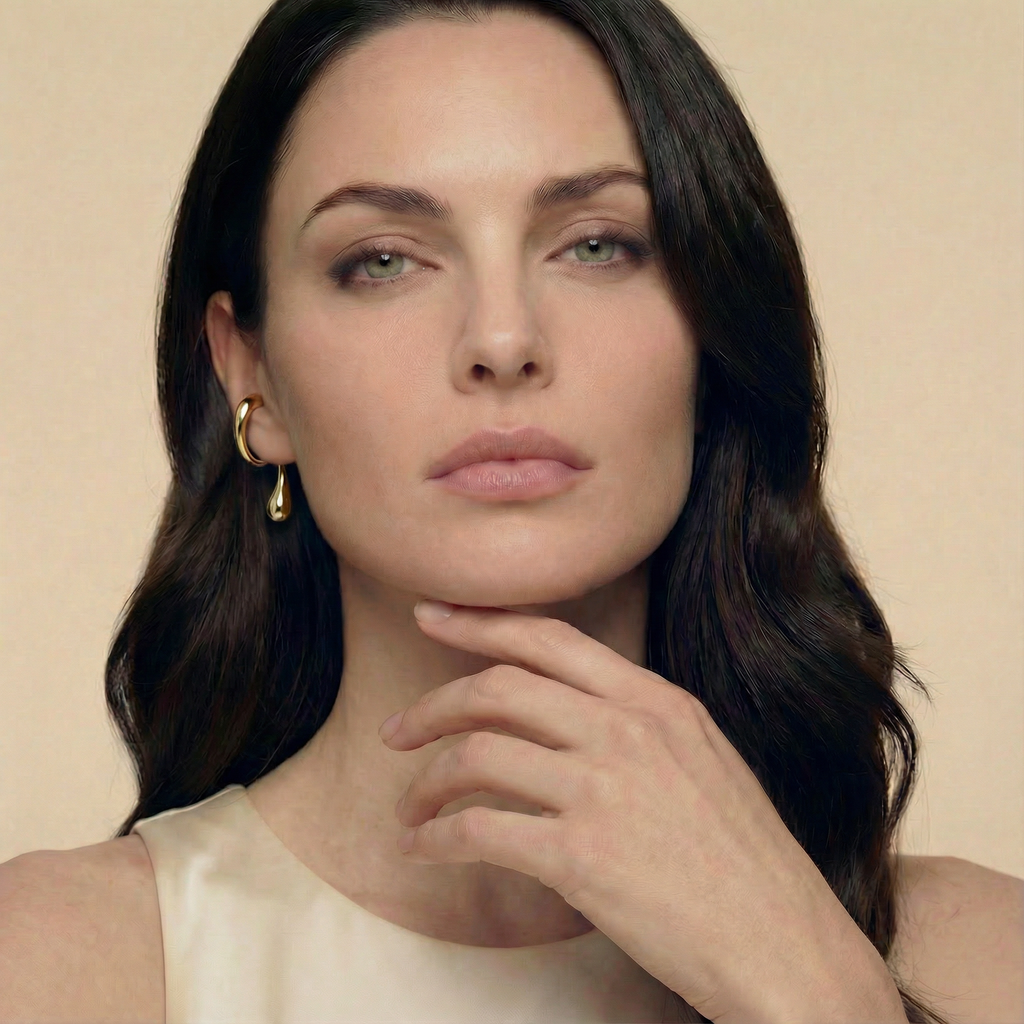 Dettaglio ravvicinato clip Goccia Eterna placcata oro 18k sull’orecchio