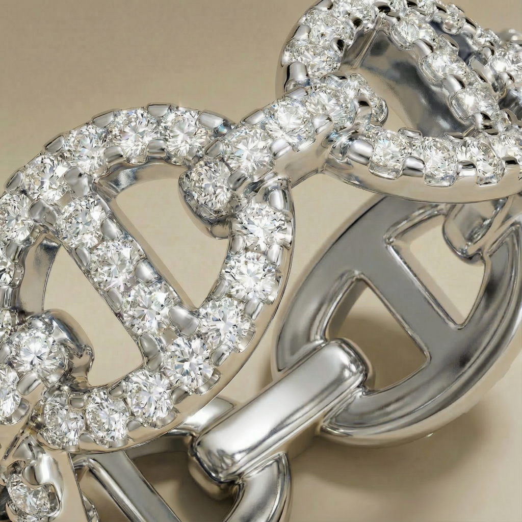 Close-up anello Maglia Eterna placcato argento con dettaglio delle maglie