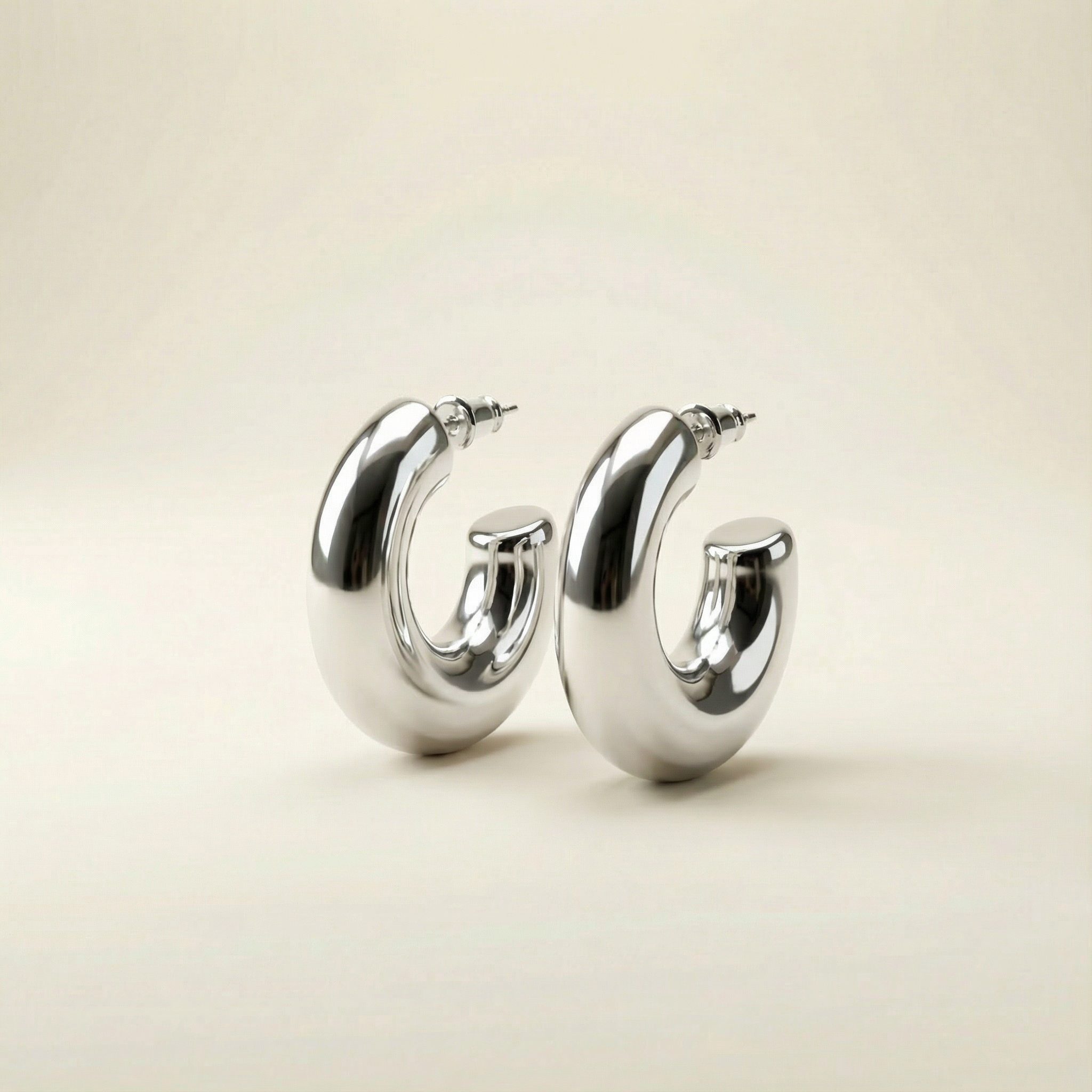 Orecchini Guscio Eterna placcati argento con design bombato a cerchio