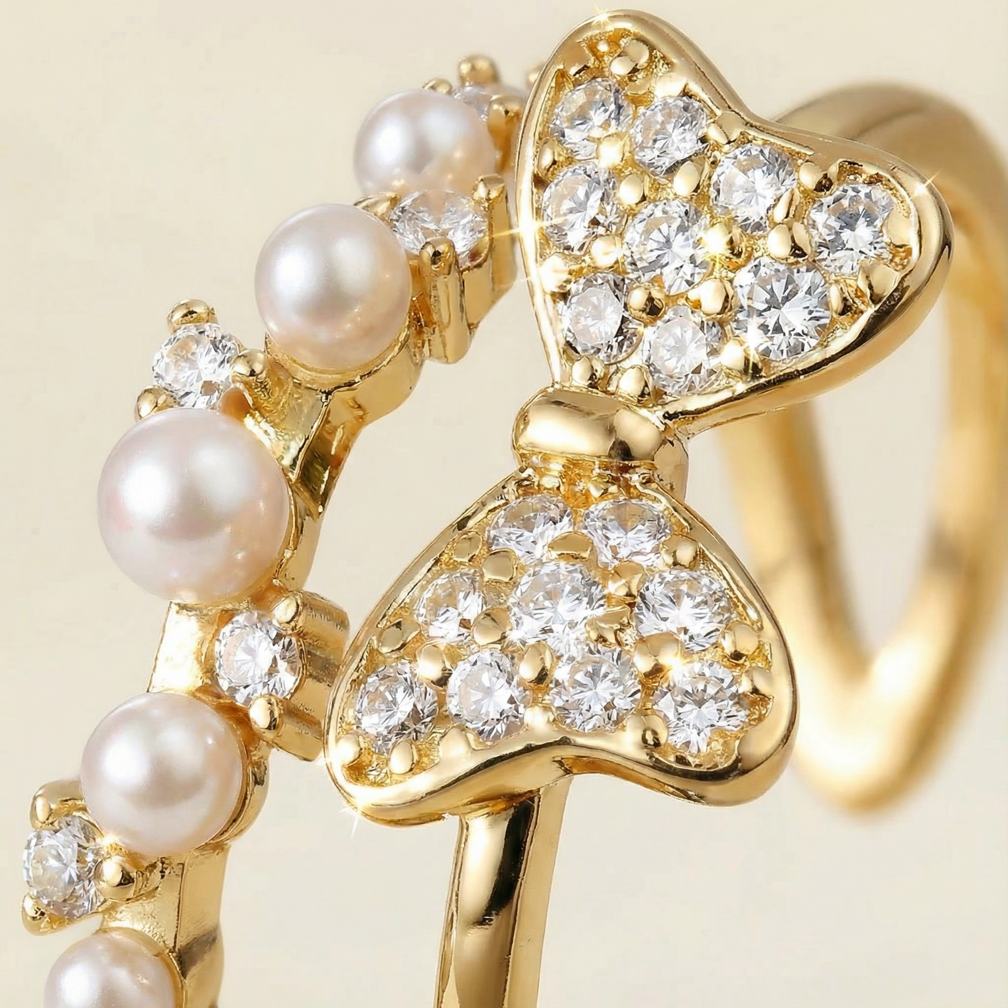 Close up Anello Farfalla Aurora Placcato oro 18k con pavé e perle bianche