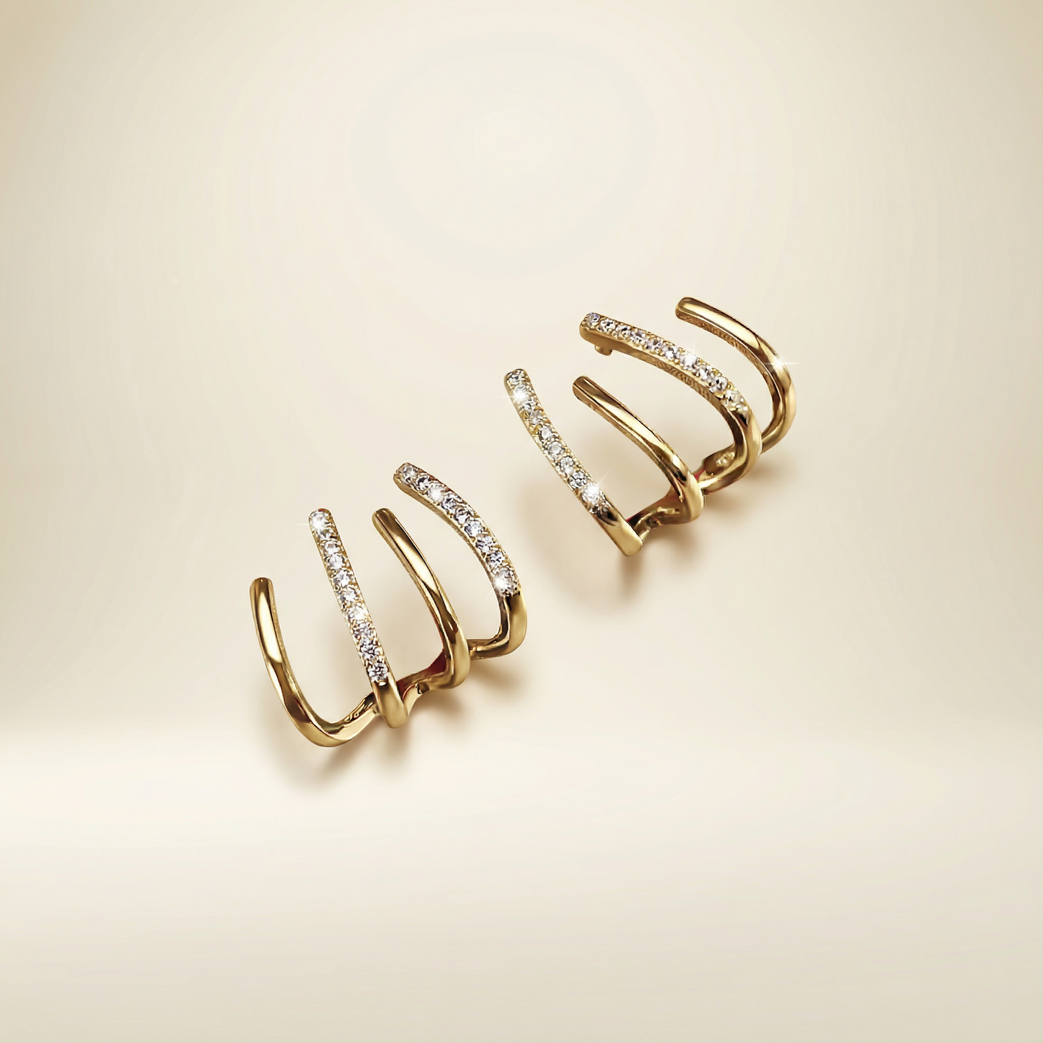 Aurora – Orecchini – Orecchini Artiglio Aurora – orecchini ear climber placcati oro con quattro punte e pavé di zirconi, vista frontale – VALORI – tag::oro
