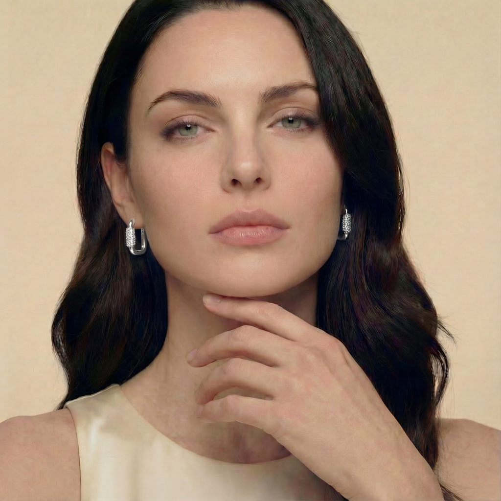 Dettaglio ravvicinato orecchini Scintilla Eterna placcati argento