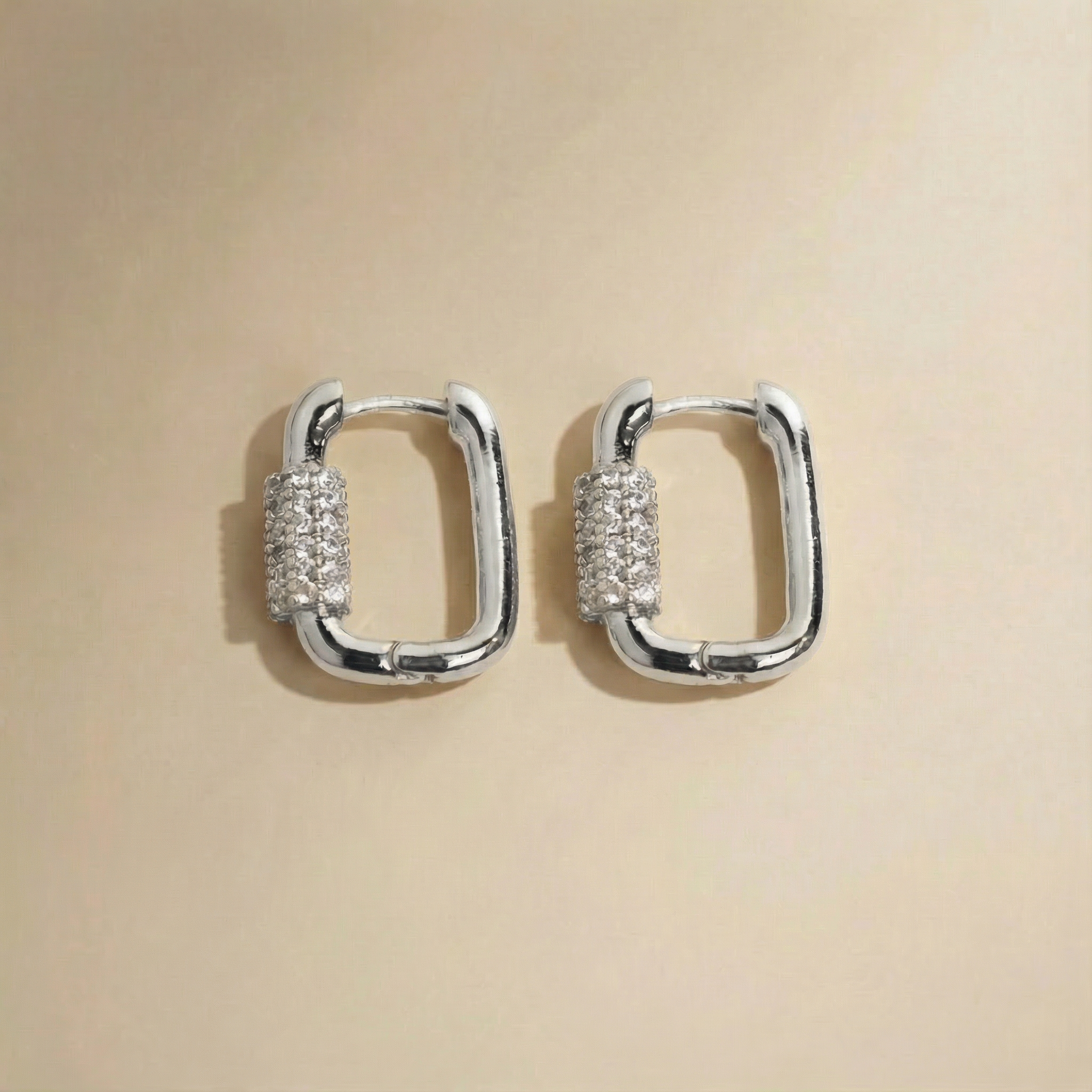 Orecchini Scintilla Eterna placcati argento con maglia rettangolare e zirconi