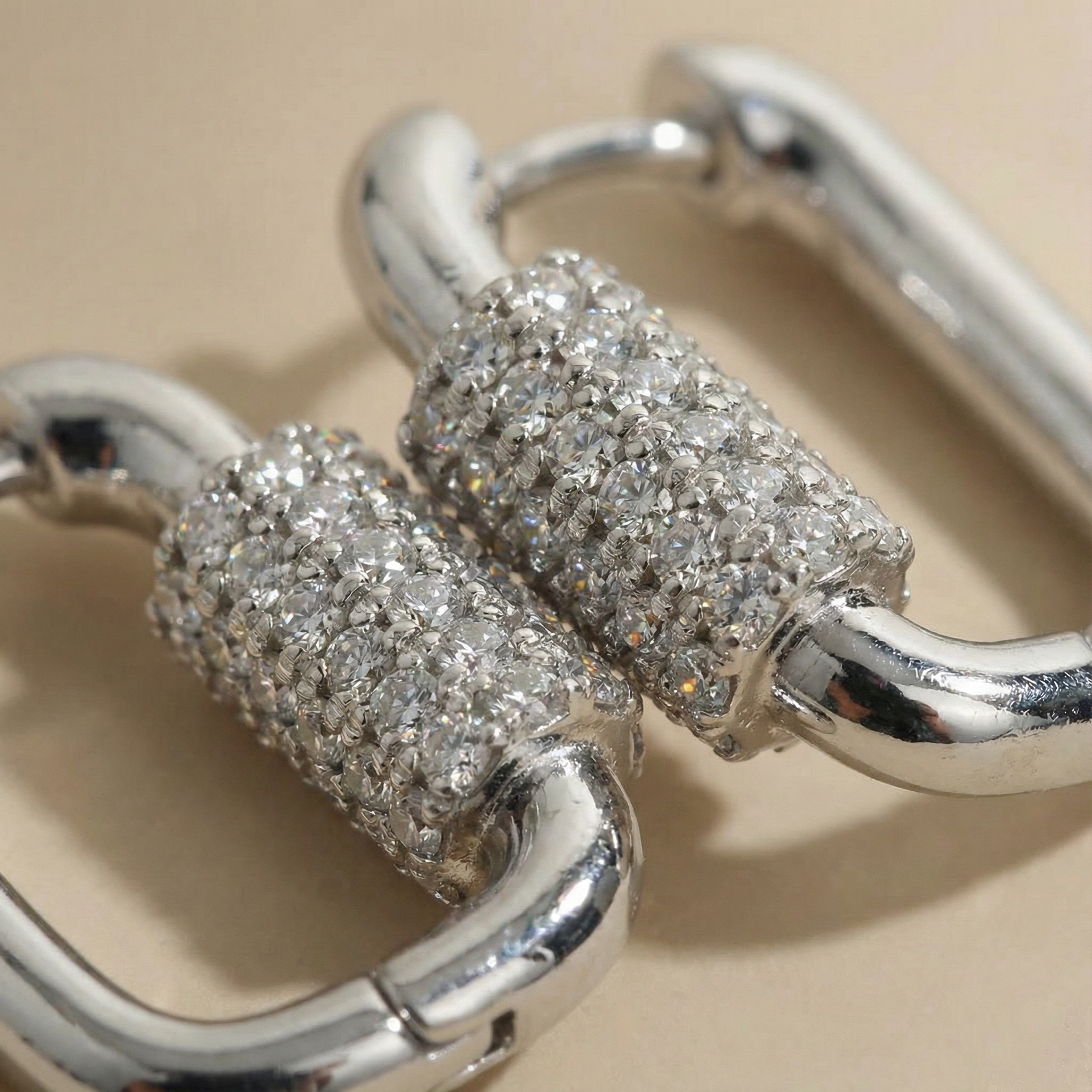 Close-up orecchini Scintilla Eterna placcati argento con pavé di zirconi