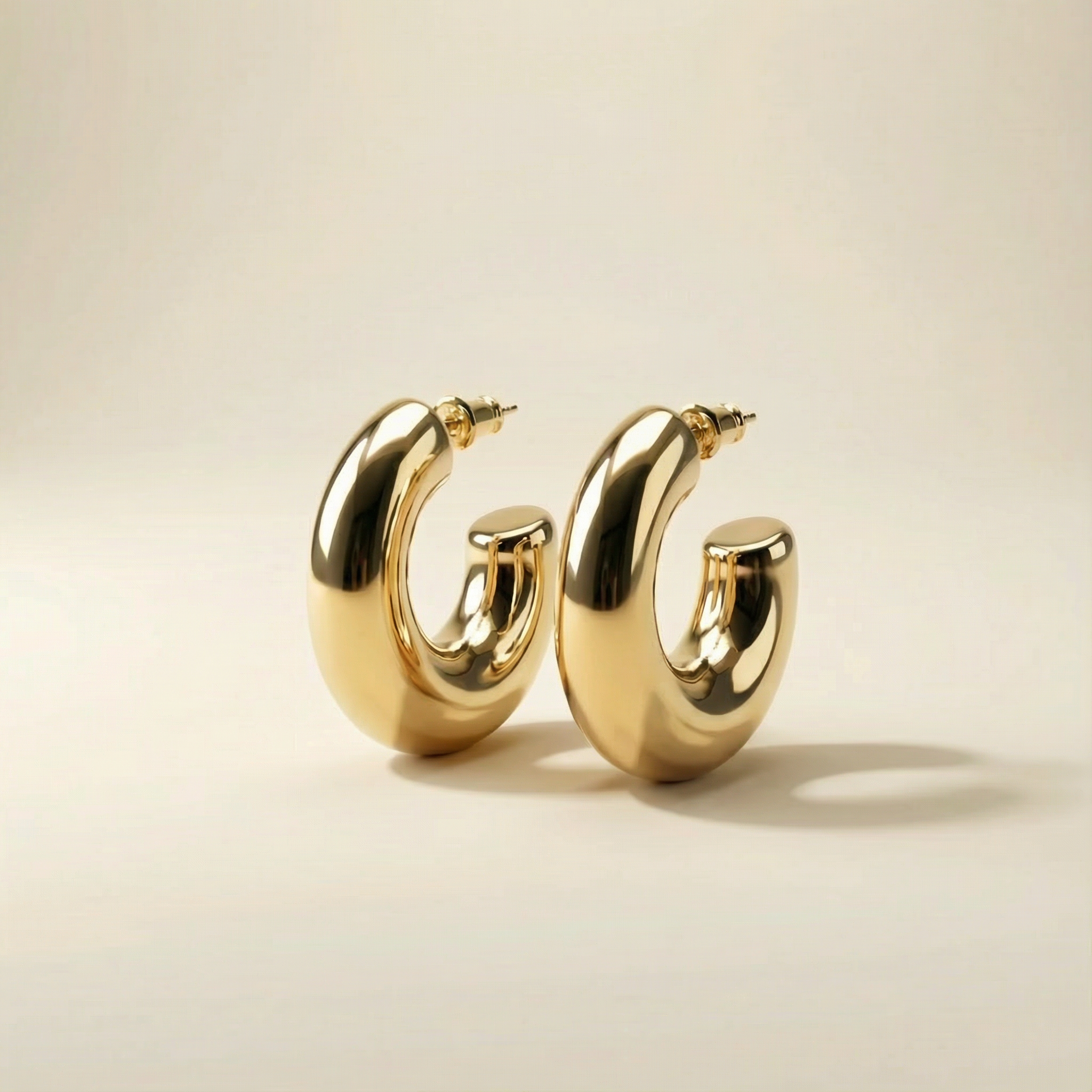 Orecchini Guscio Eterna placcati oro 18k con design bombato a cerchio