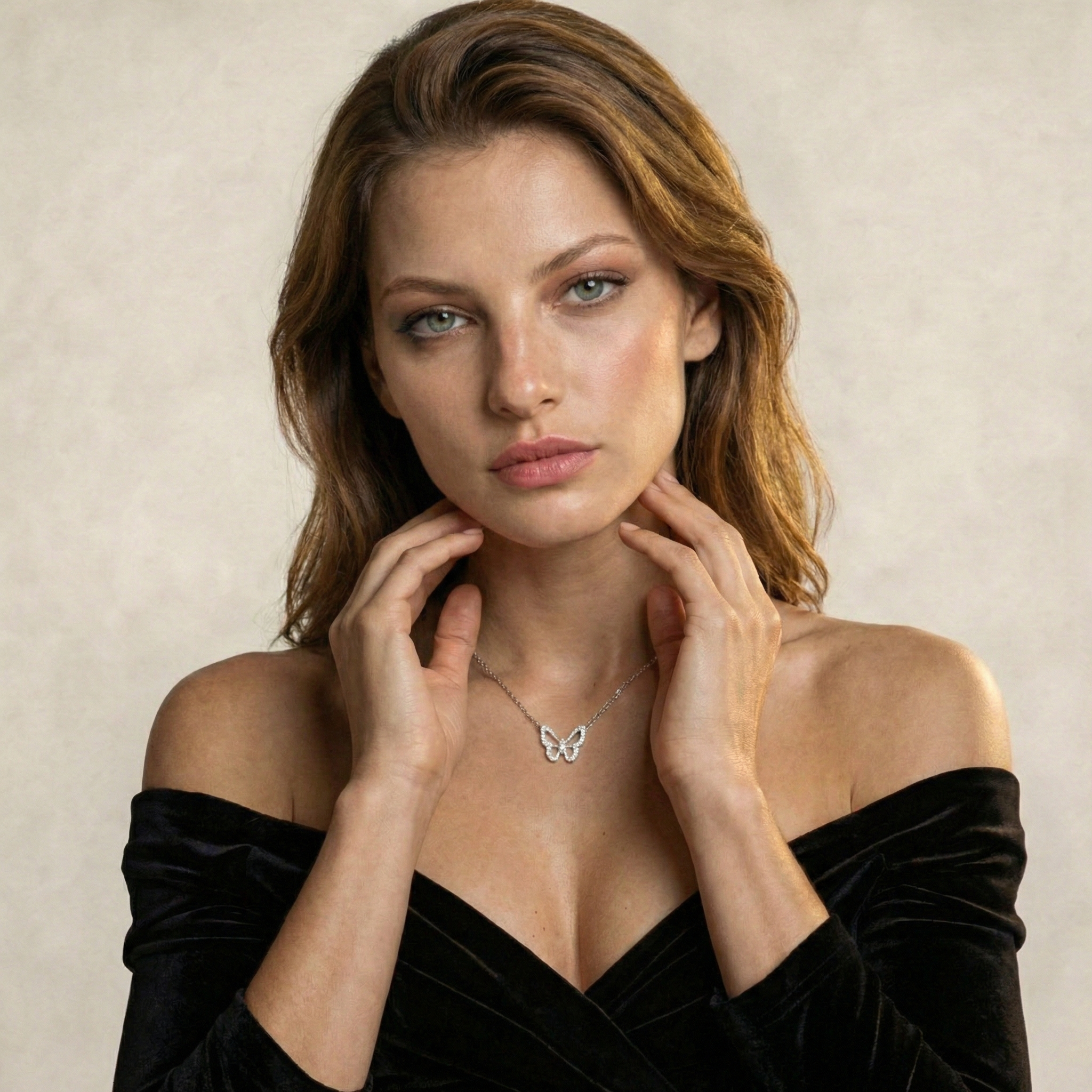 Collana Farfalla Aurora in argento con design traforato e pietra centrale a taglio brillante indossato