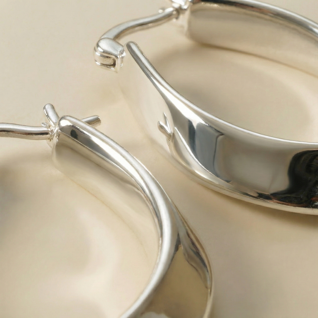 Close-up orecchini Spirale Essenza placcati argento con dettaglio della forma