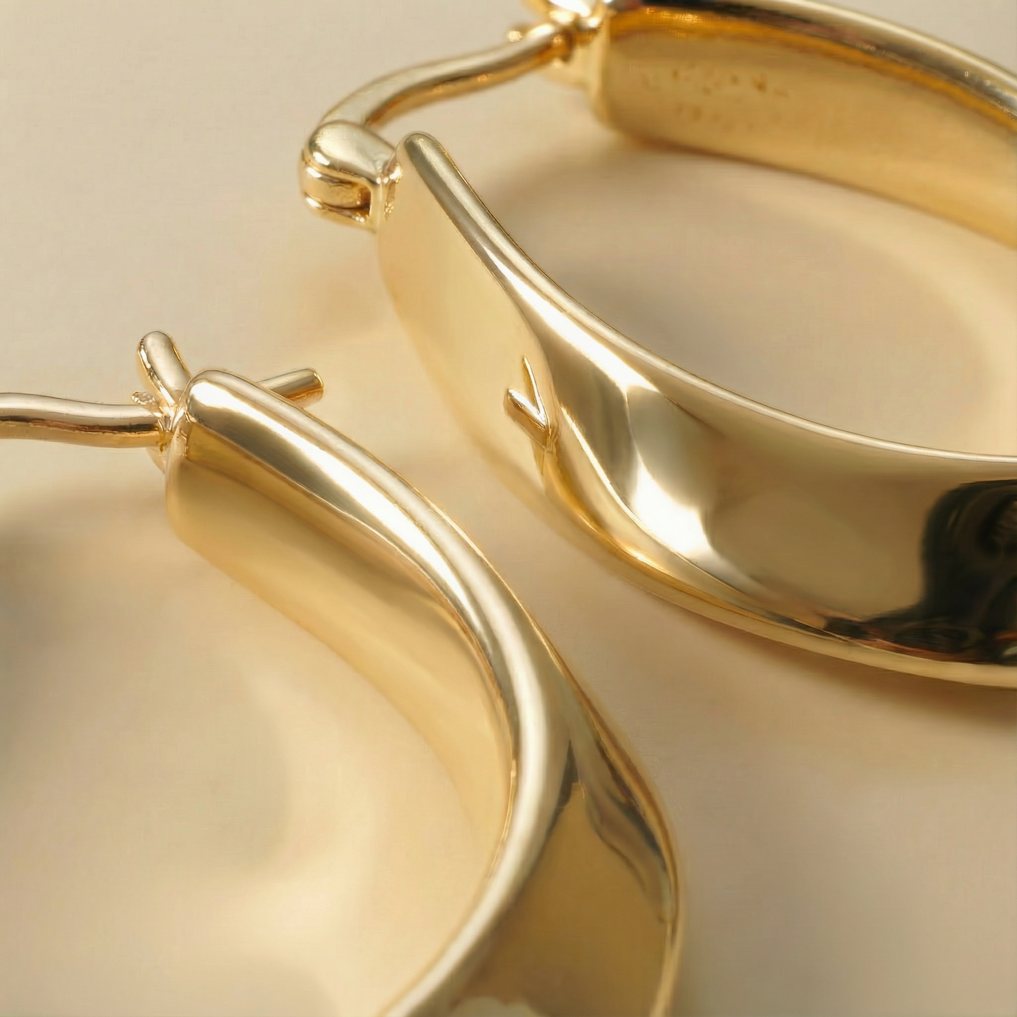 Close-up orecchini Spirale Essenza placcati oro 18k con dettaglio della torsione