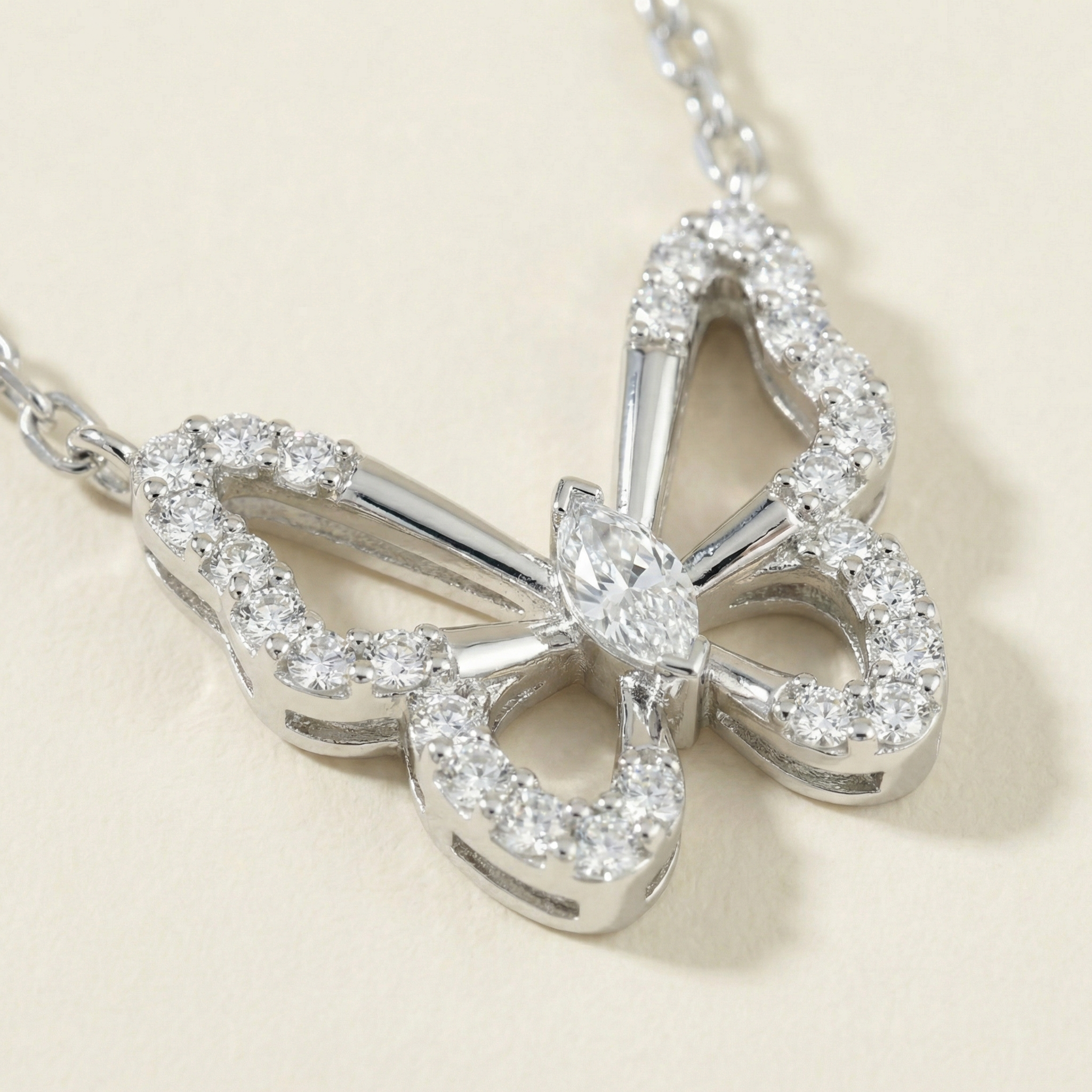 Dettaglio Collana Farfalla Aurora in argento con pavé di zirconi sulle ali