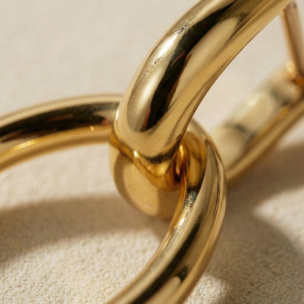 Close-up orecchini Etere Essenza placcati oro 18k con dettaglio degli ovali