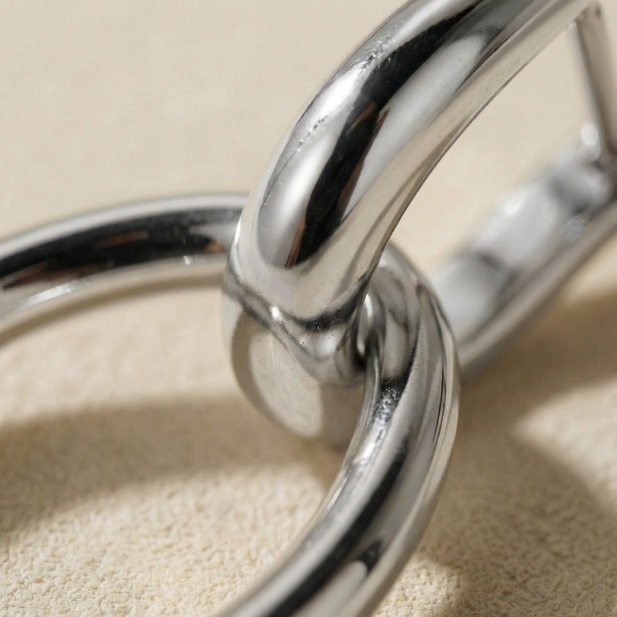 Close-up orecchini Etere Essenza placcati argento con dettaglio degli ovali