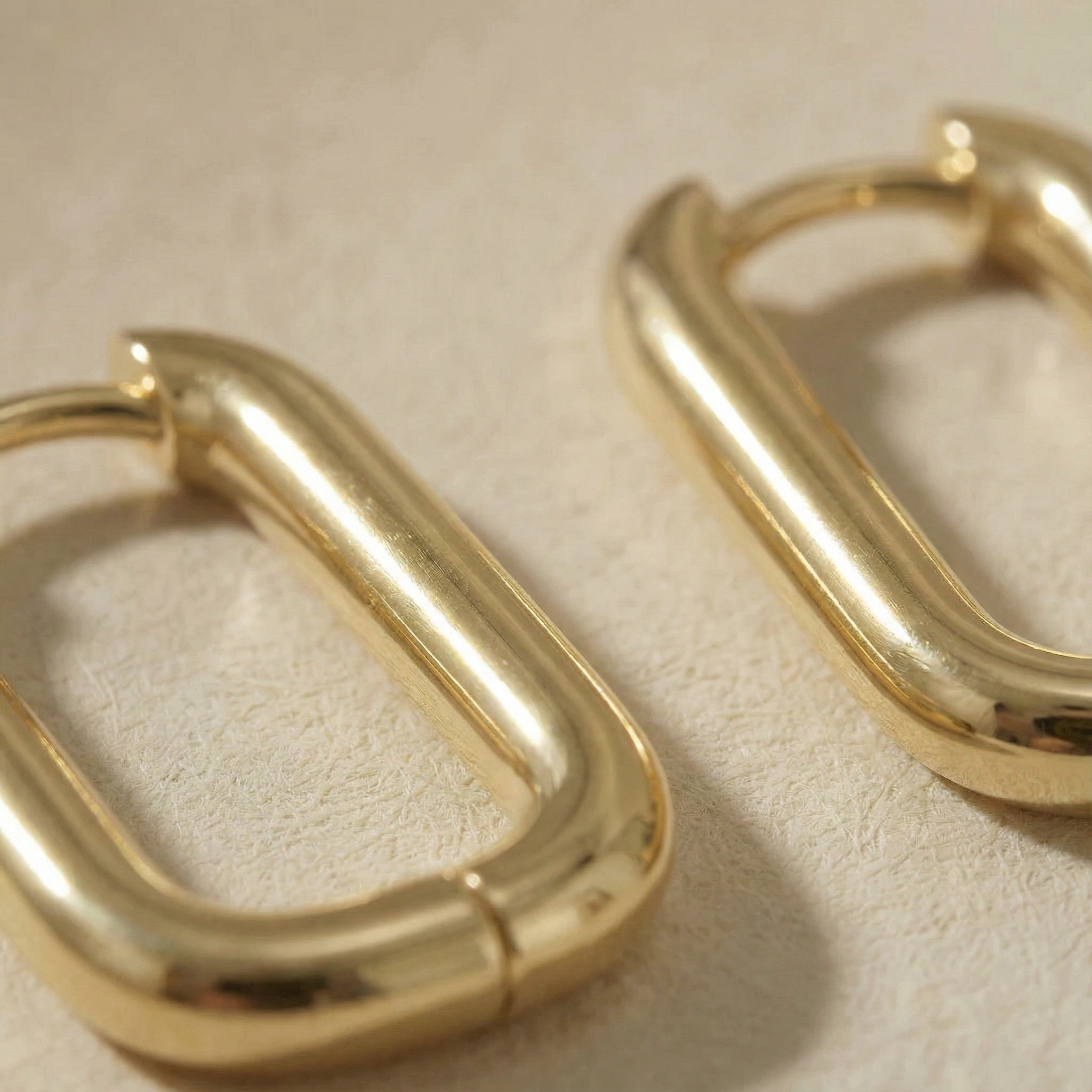 Close-up orecchini Graffa Essenza placcati oro 18k con dettaglio del profilo