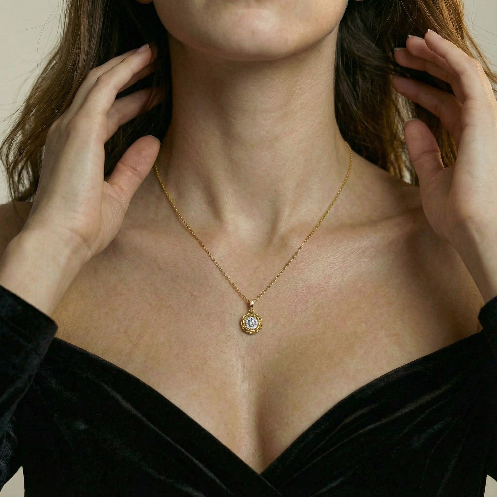 Dettaglio ravvicinato collana Bocciolo Aurora placcata oro 18k