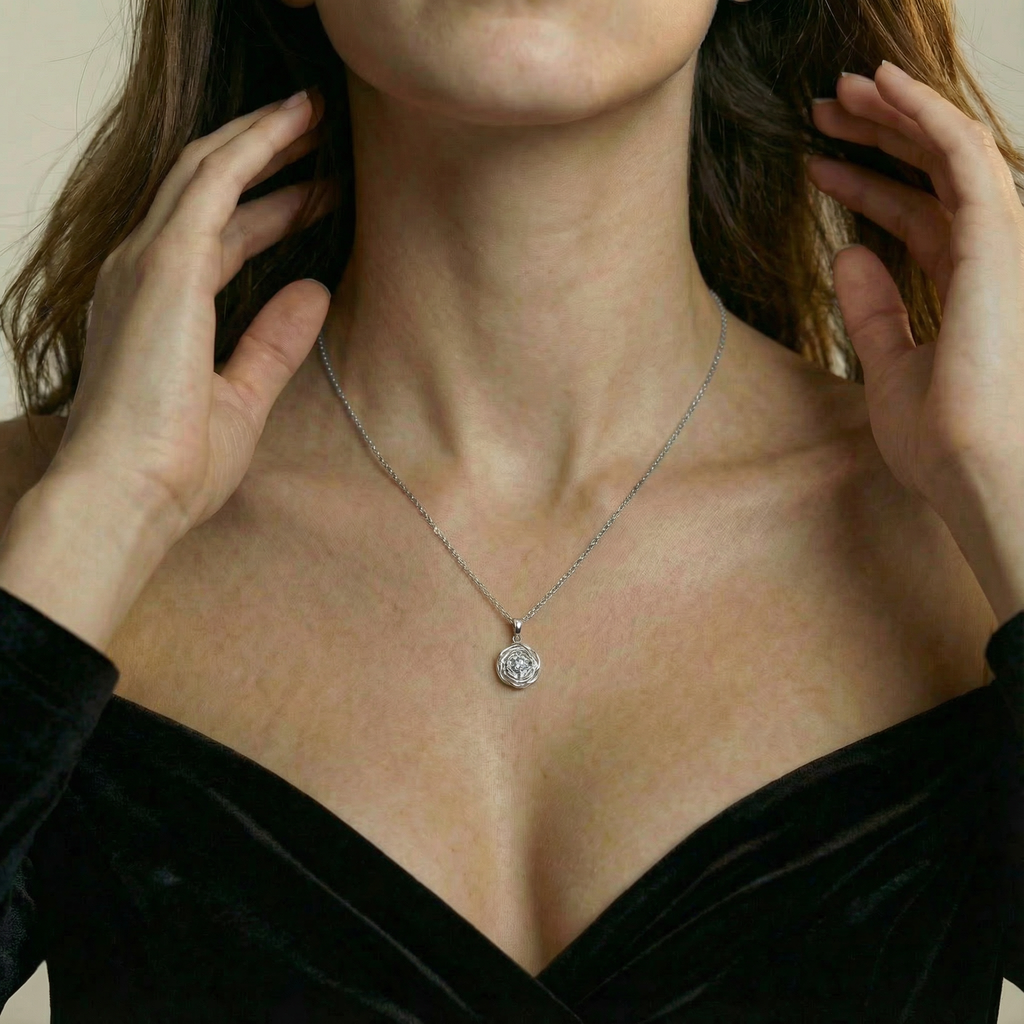 Dettaglio ravvicinato collana Bocciolo Aurora placcata argento