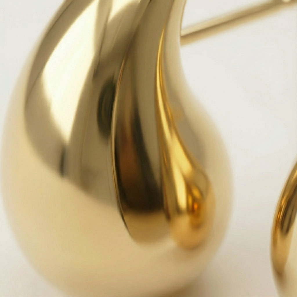 Close-up orecchini Goccia Essenza placcati oro 18k con dettaglio della superficie