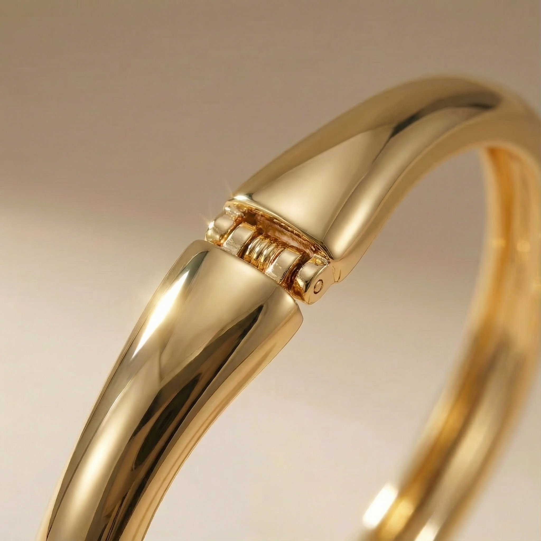 Close-up bracciale Goccia Essenza placcato oro 18k con dettaglio della forma