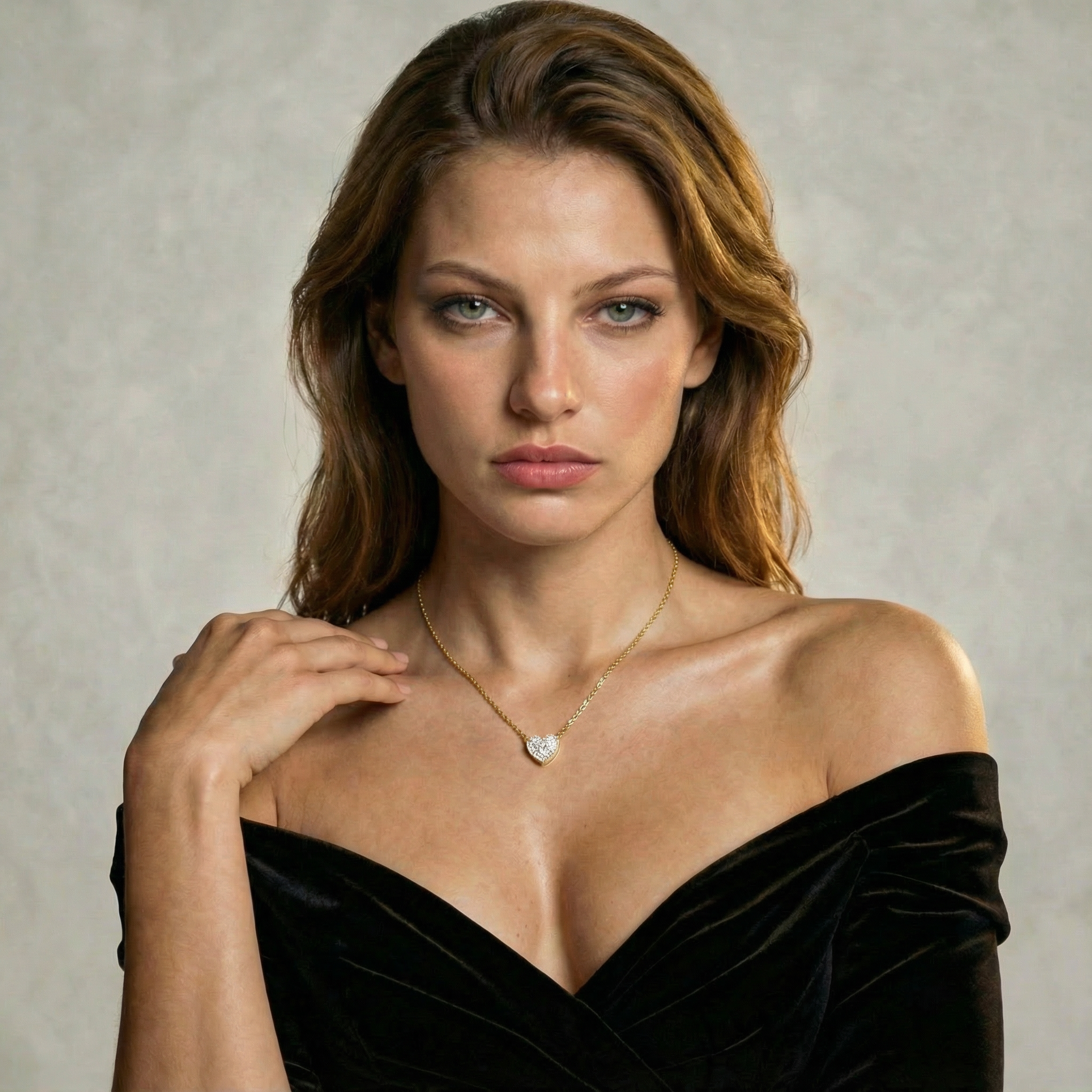 Collana Cuore Aurora placcata oro 18k indossata con punto luce