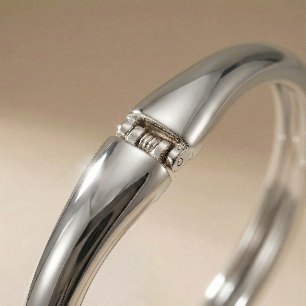 Close-up bracciale Goccia Essenza placcato argento con dettaglio del volume