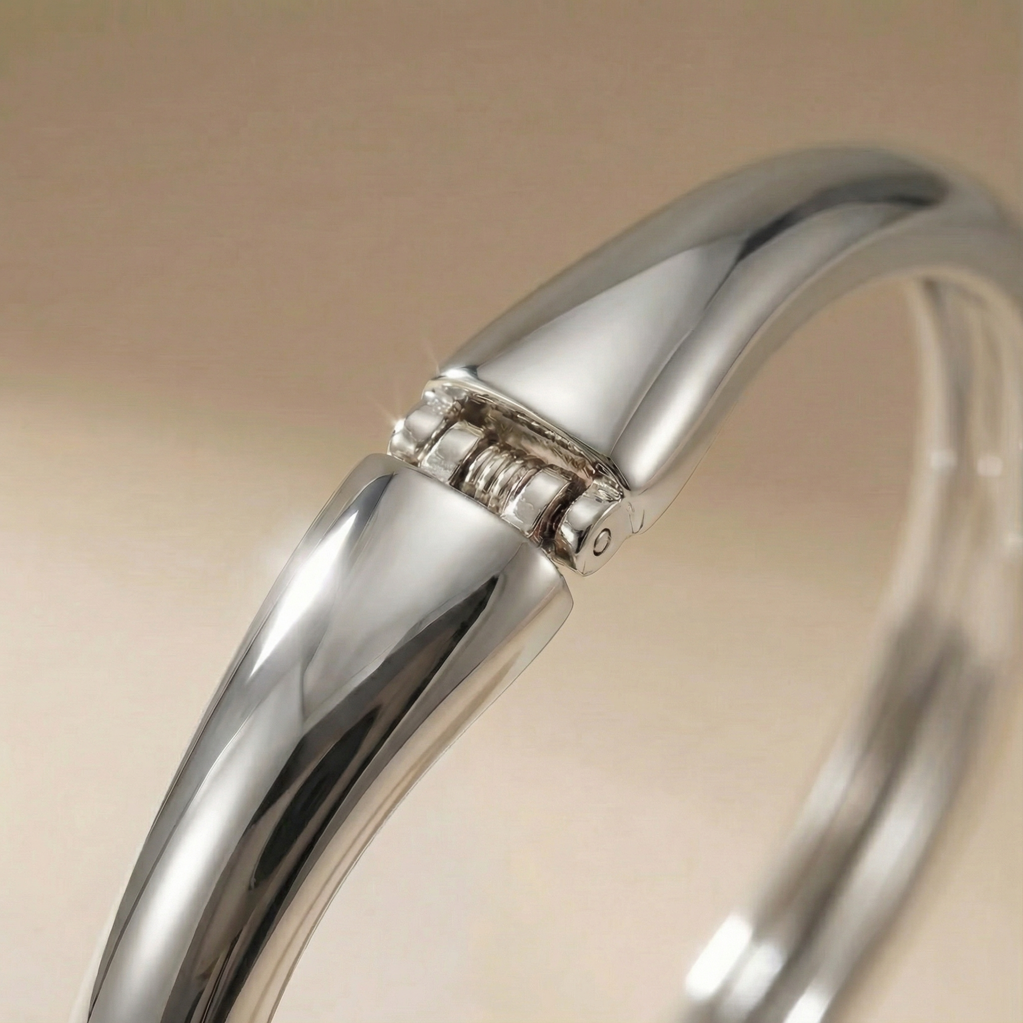 Close-up bracciale Goccia Essenza placcato argento con dettaglio del volume