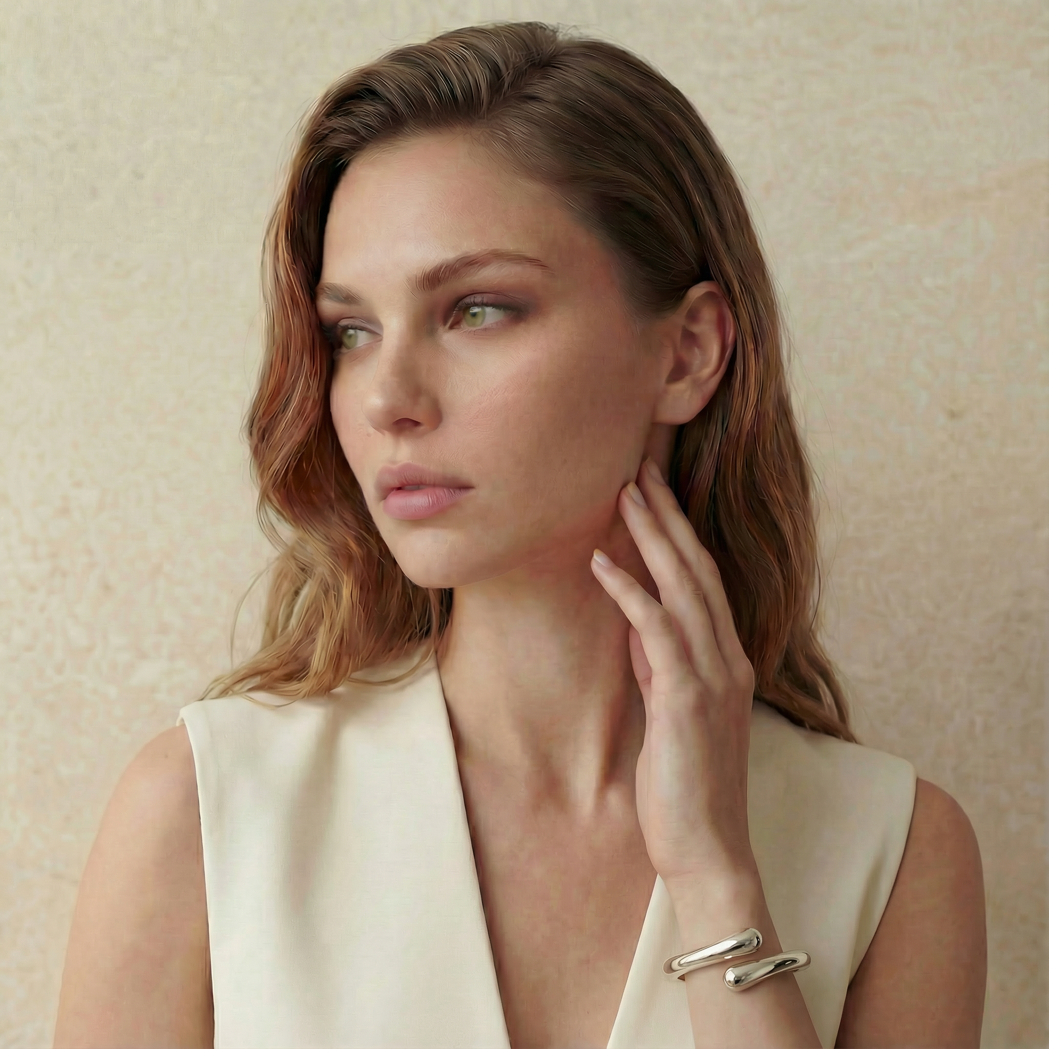 Dettaglio ravvicinato bracciale Goccia Essenza placcato argento