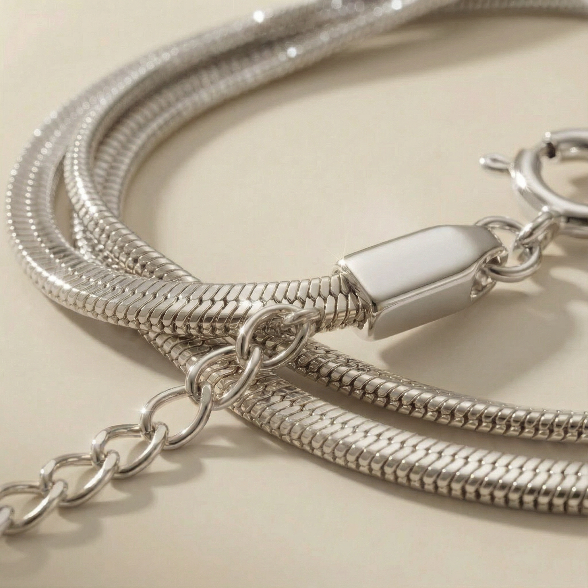 Close-up bracciale Onda Essenza placcato argento con dettaglio del doppio filo