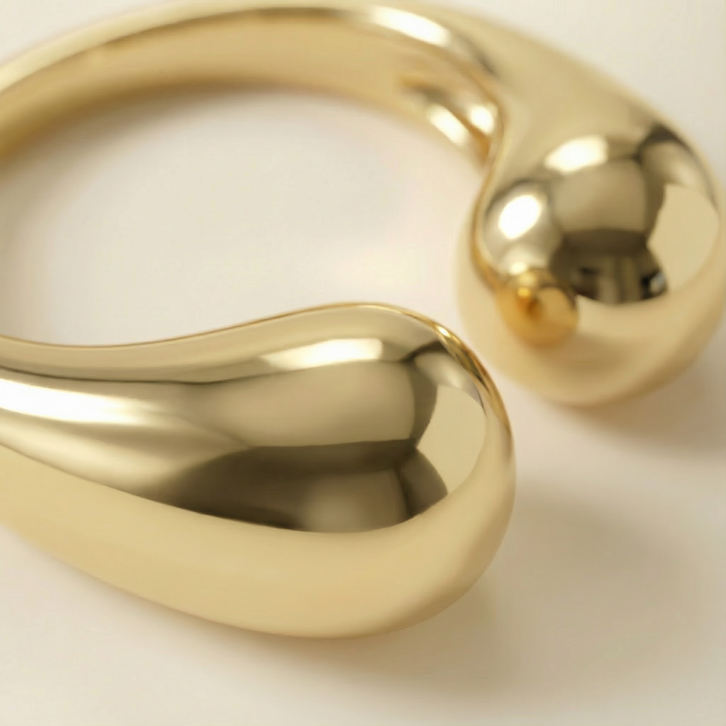 Close-up anello Goccia Essenza placcato oro 18k con dettaglio del volume