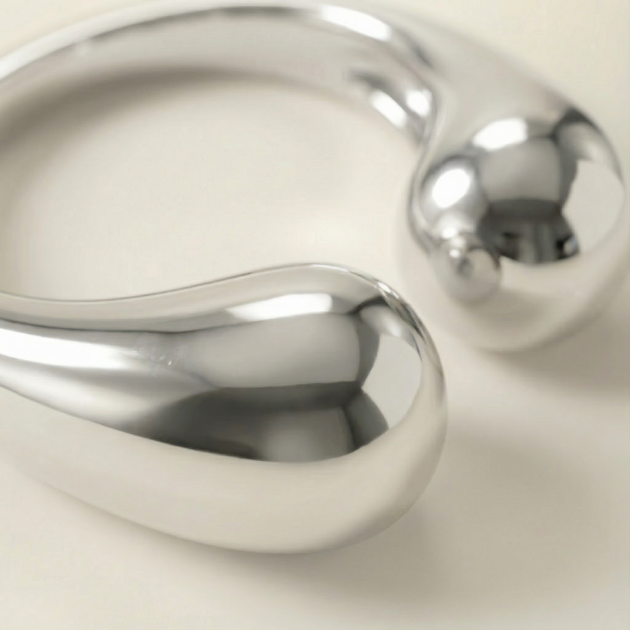 Close-up anello Goccia Essenza placcato argento con dettaglio della superficie