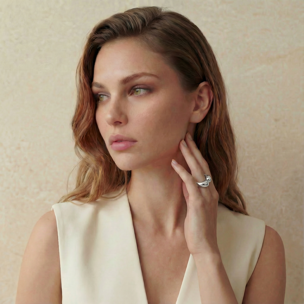 Dettaglio ravvicinato anello Goccia Essenza placcato oro 18k