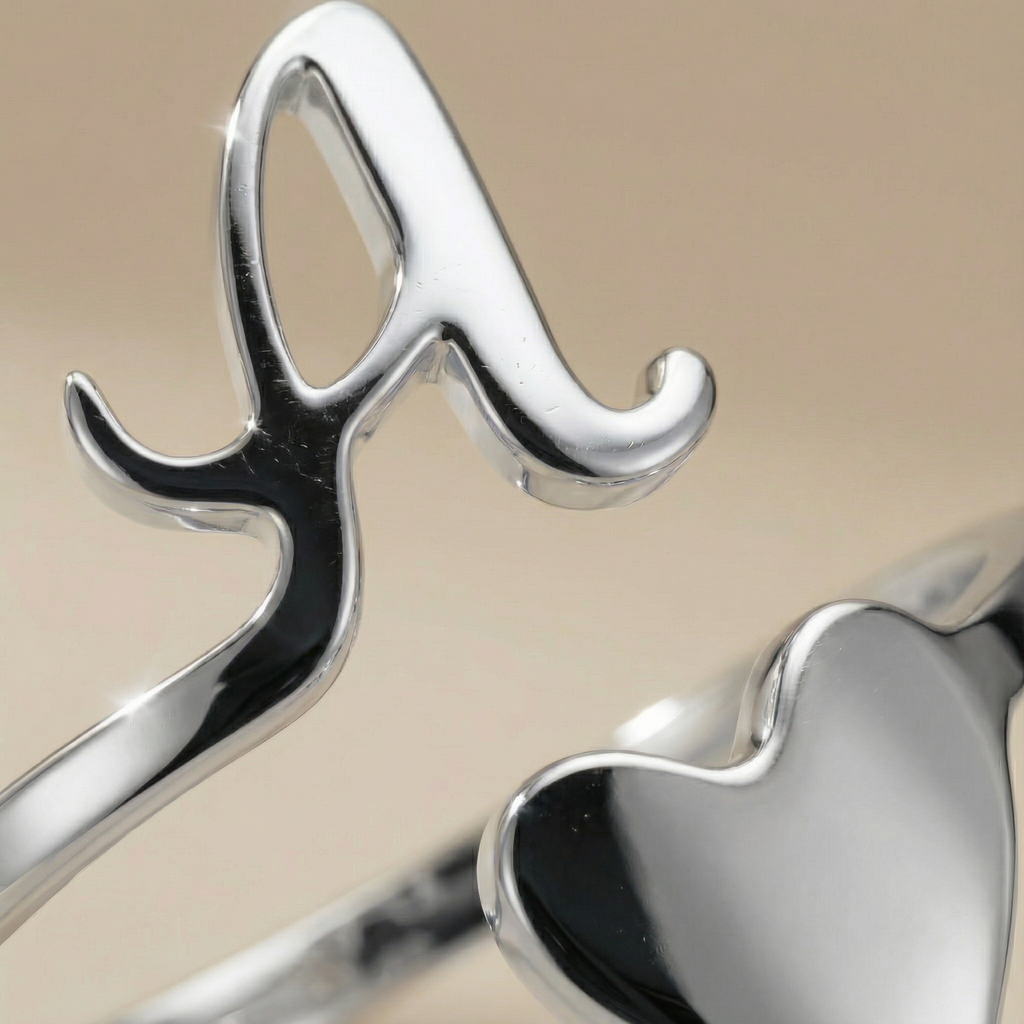 Close-up anello Firma Essenza placcato argento con dettaglio del cuore