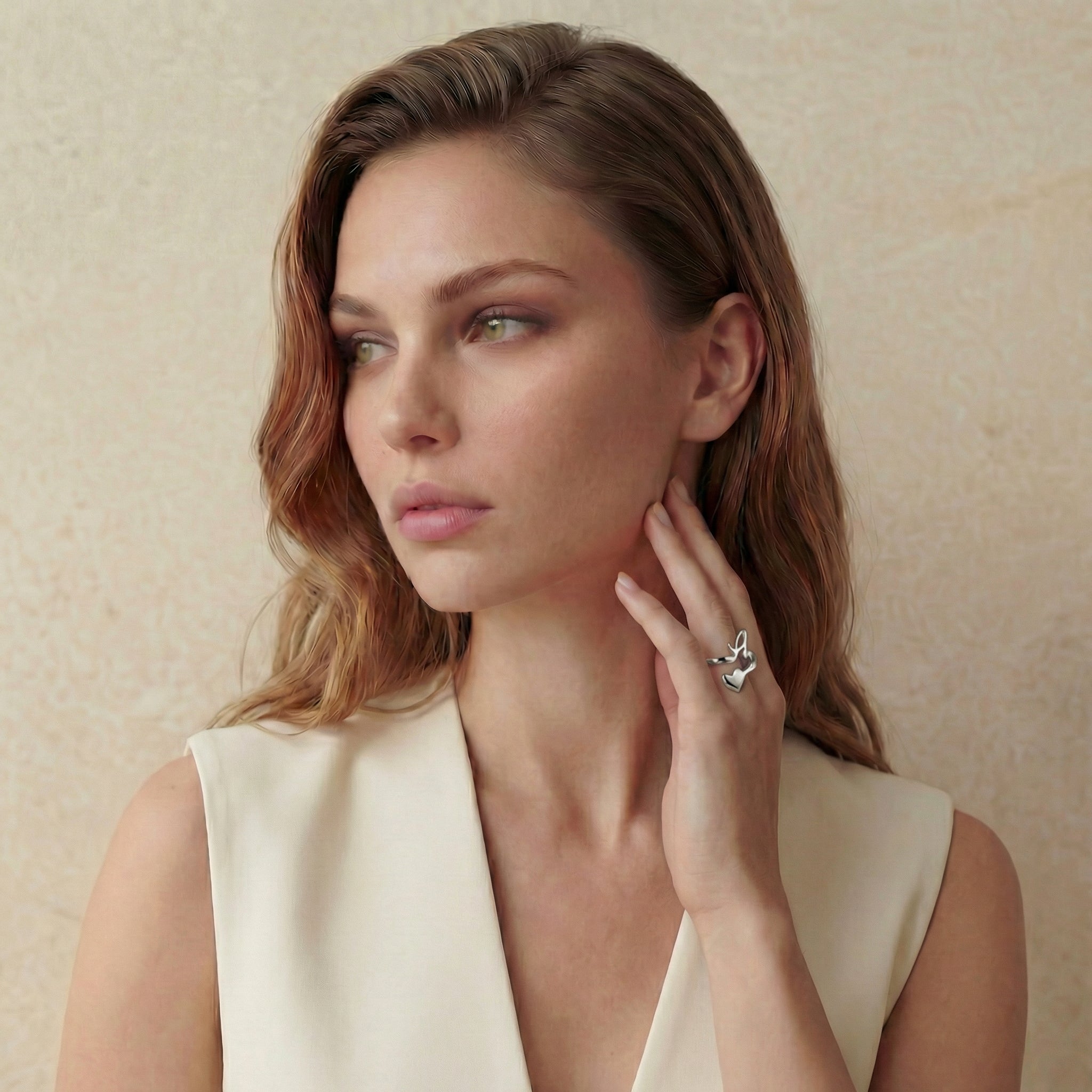 Dettaglio ravvicinato anello Firma Essenza placcato argento