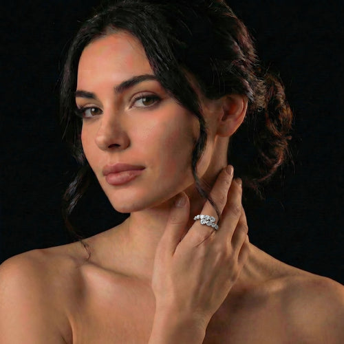 Modella che indossa anello in argento con zirconi luminosi disposti a sequenza