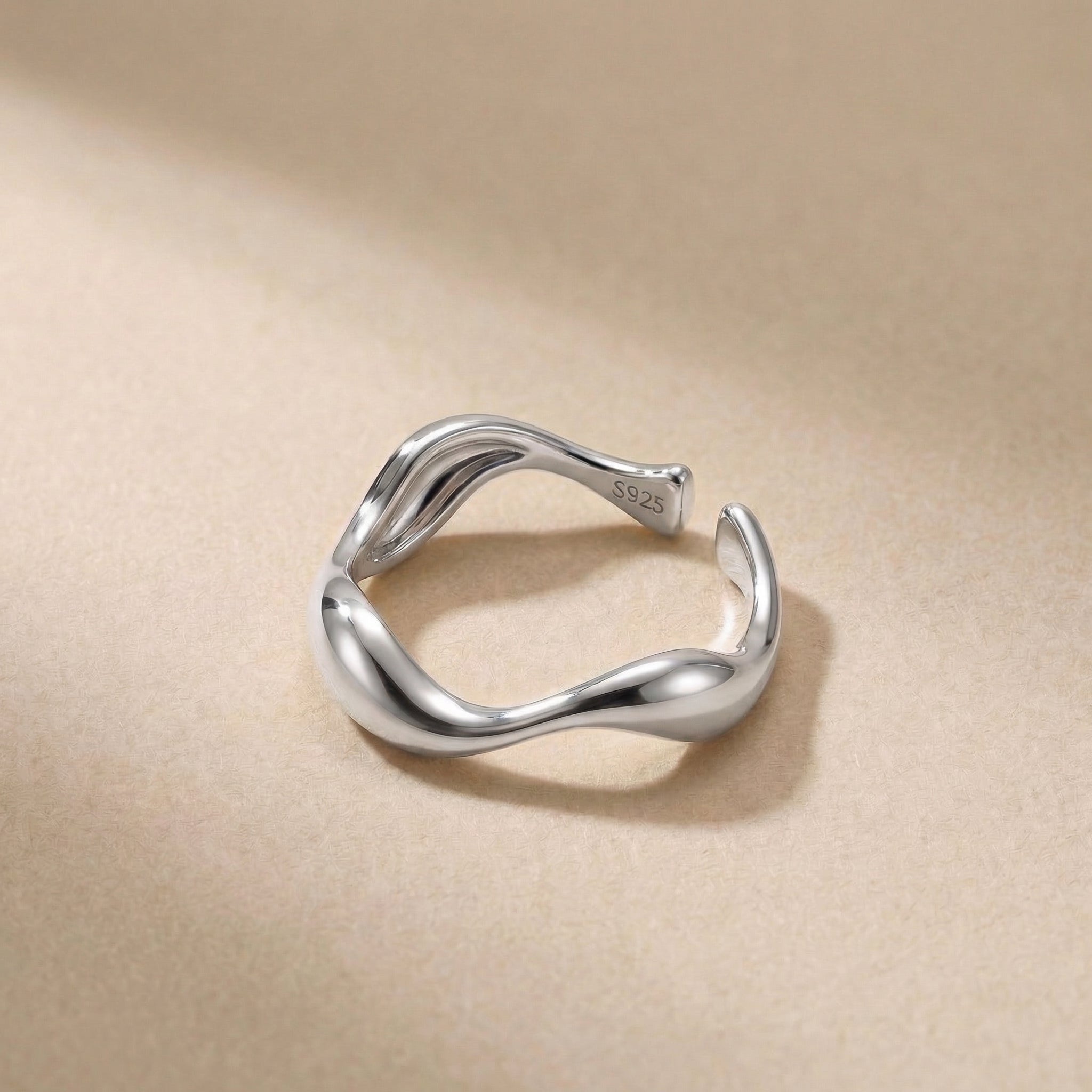 Anello aperto dalle linee ondulate in finitura argento