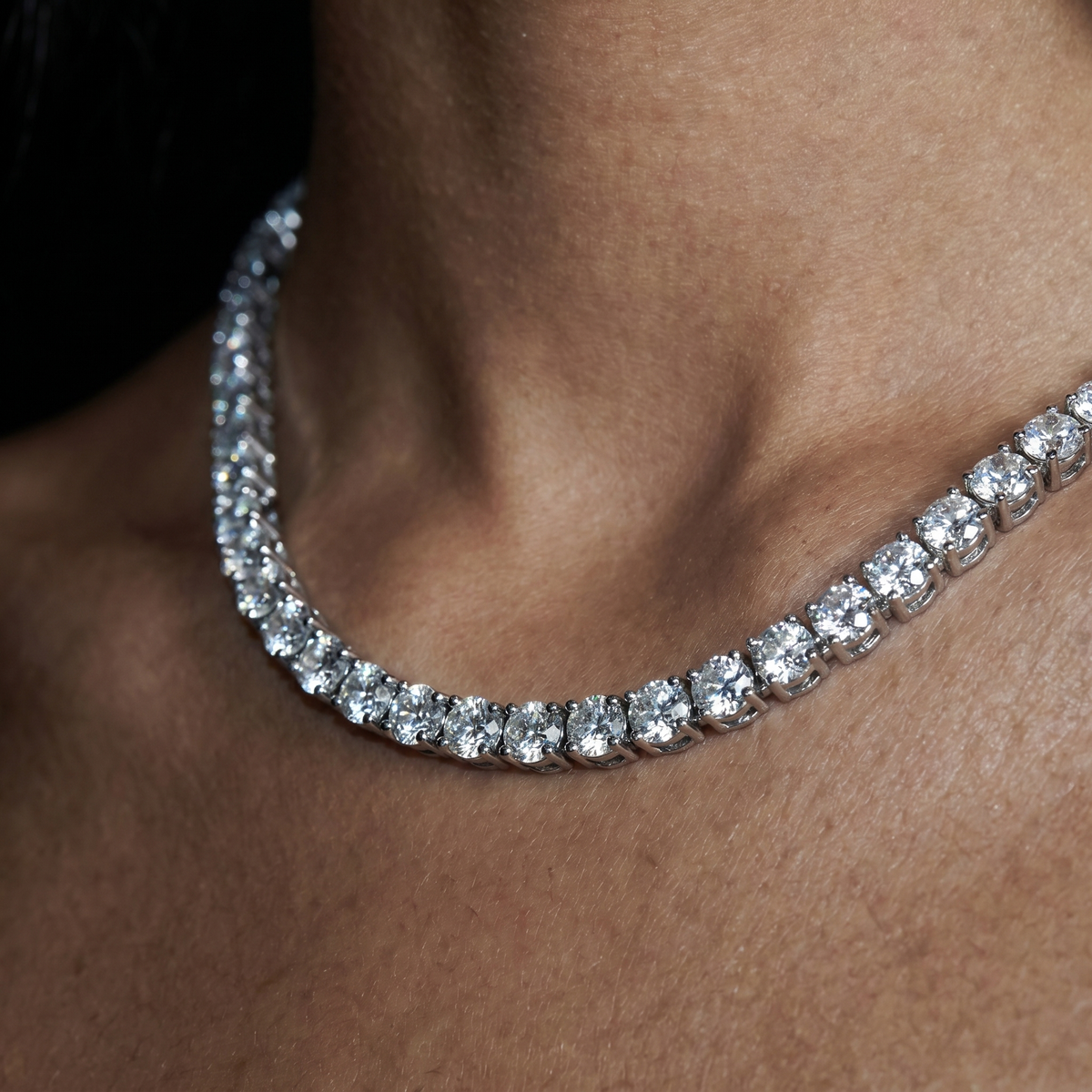 Close up su modella con collana tennis luminosa in finitura argento