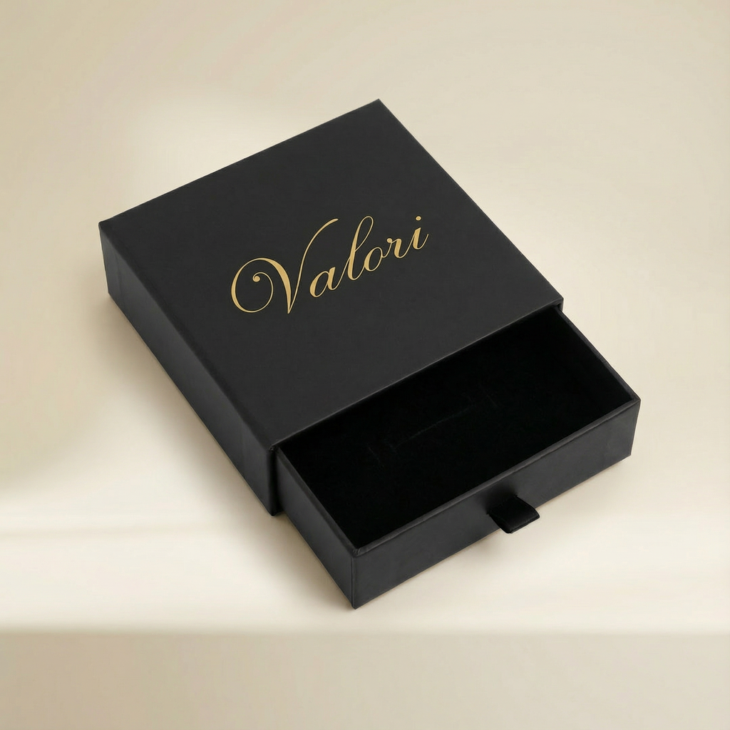 Packaging VALORI per collane e bracciali rigidi – scatola nera elegante con logo oro, design di lusso per gioielli
